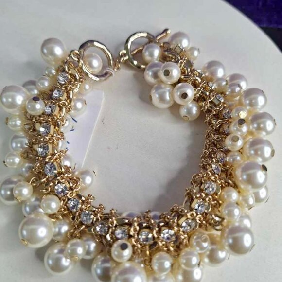 "Golden Siren" Pearl Dangle Bracelet with Knot Lock & White Stone Accents - Picture 4 of 4